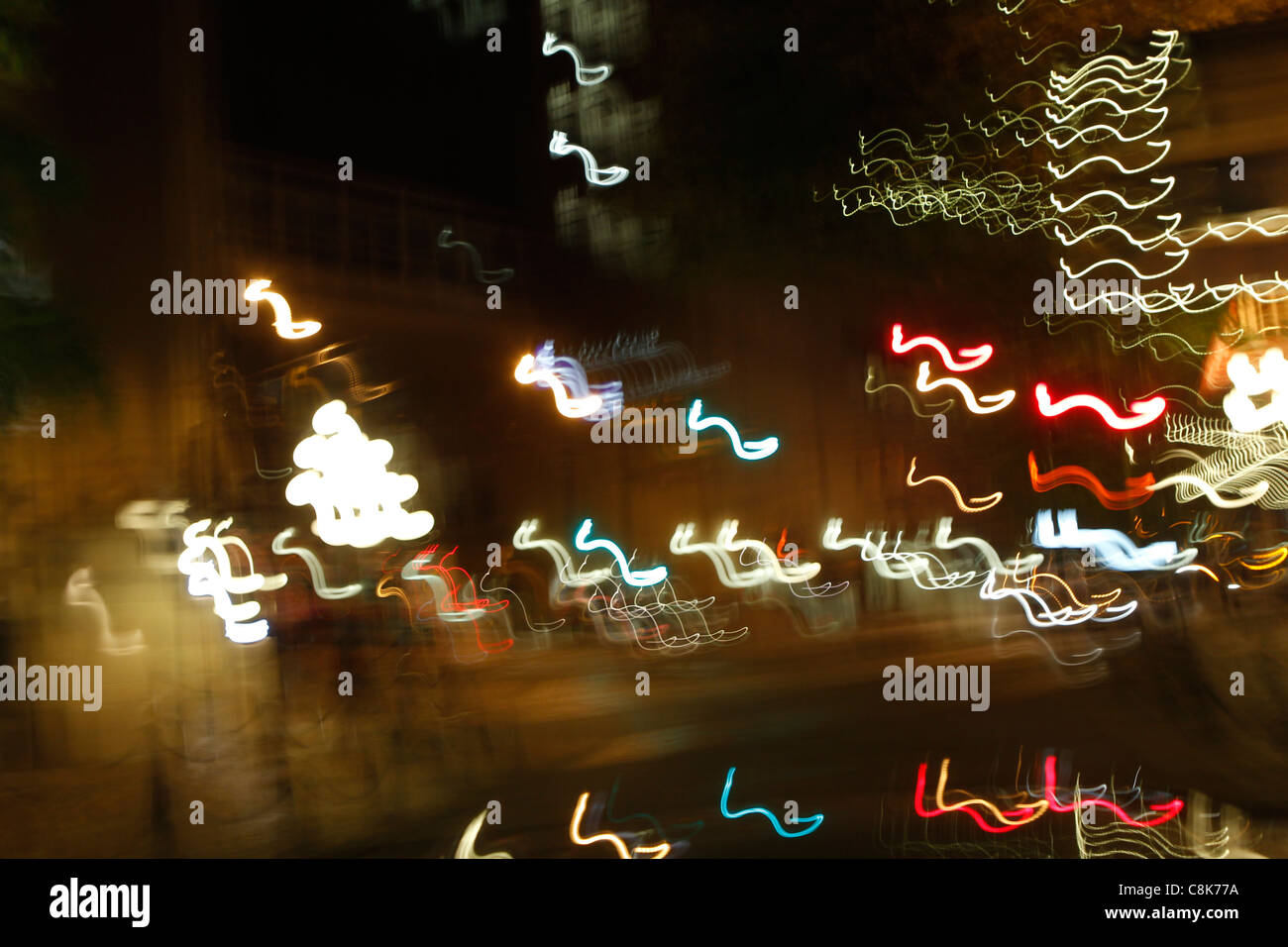 Sfocata di notte le luci della città da un'auto durante la guida. Foto Stock