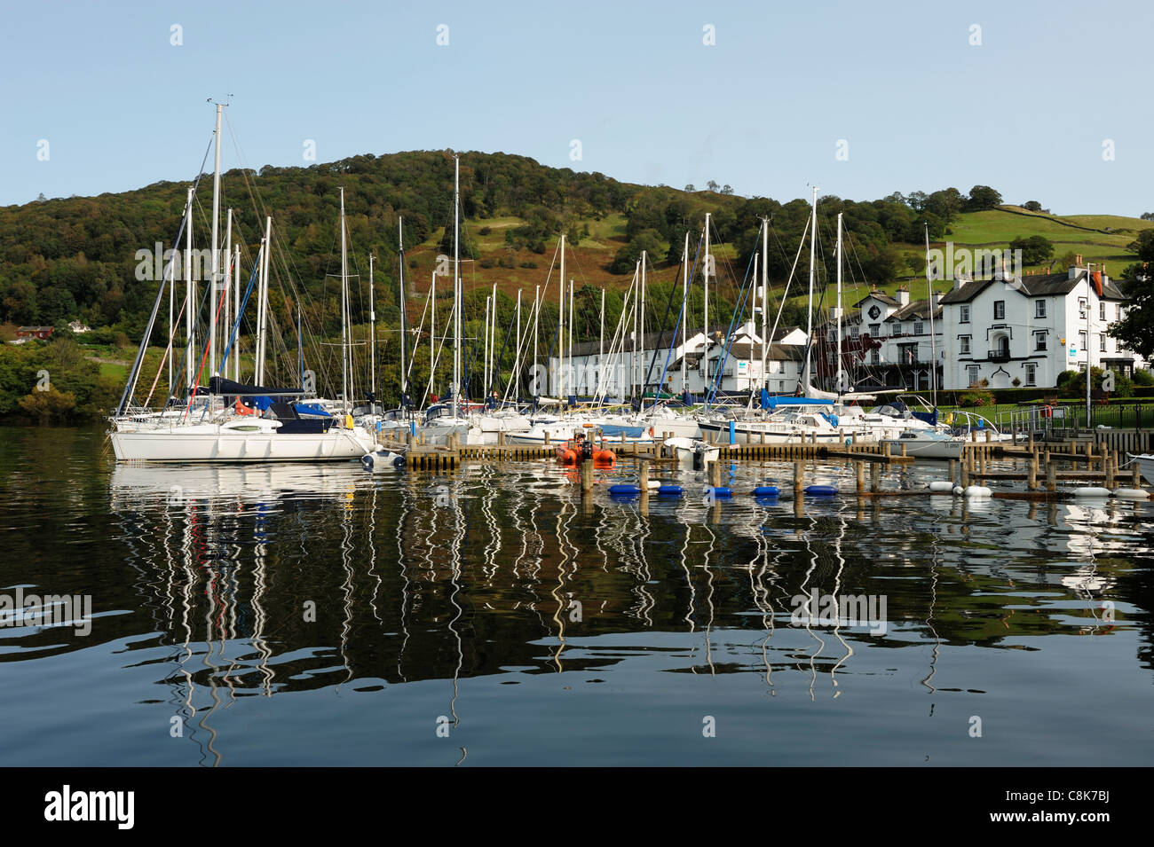 Barche e marina a basso legno Bay Hotel WIndermere Foto Stock