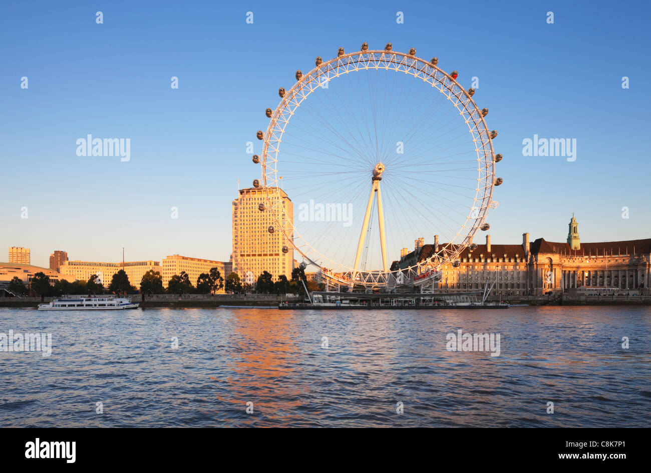 London Eye, il fiume Tamigi e Southbank nella luce della sera; Londra; Inghilterra Foto Stock