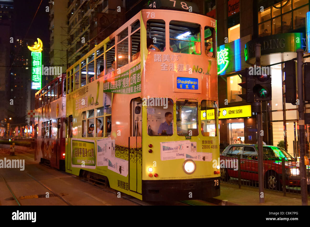HongKong il famoso double decker tram di notte, Cina SAR Foto Stock