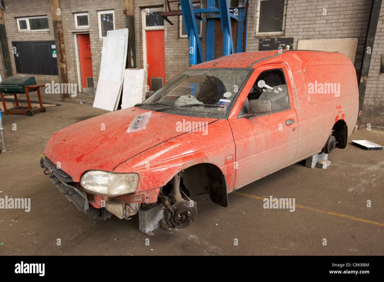 Vecchio rosso Ford Escort van fino a mattoni in una vecchia fabbrica di unità di magazzino belfast Irlanda del Nord Regno Unito Foto Stock
