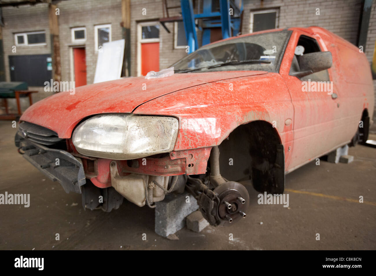 Vecchio rosso Ford Escort van fino a mattoni in una vecchia fabbrica di unità di magazzino belfast Irlanda del Nord Regno Unito Foto Stock