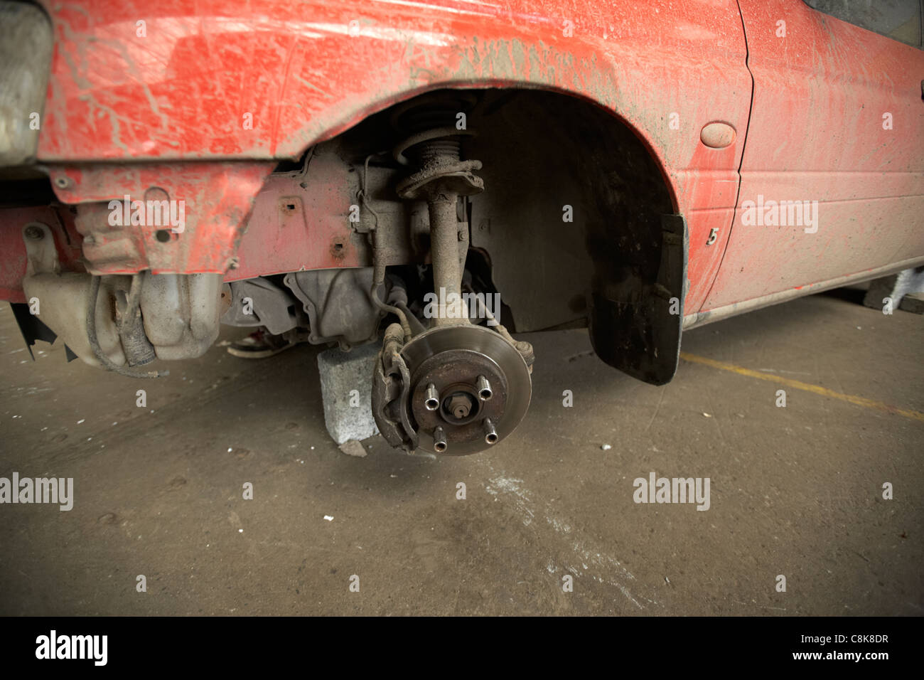 Vecchio rosso Ford Escort van fino a mattoni in una vecchia fabbrica di unità di magazzino belfast Irlanda del Nord Regno Unito Foto Stock