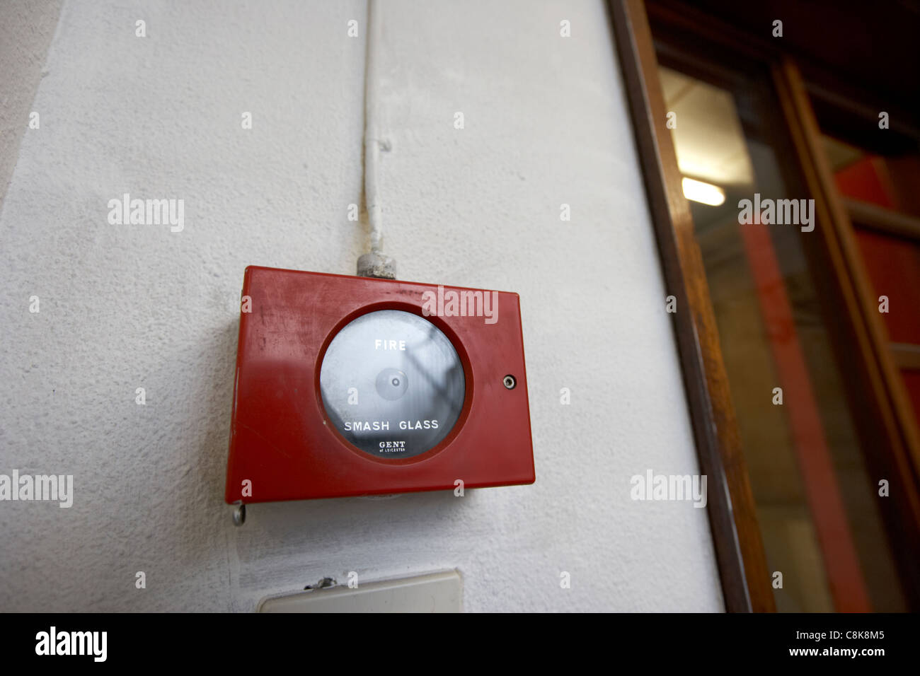 Il vecchio stile smash vetro allarme incendio pulsante in una vecchia fabbrica di unità di magazzino belfast Irlanda del Nord Regno Unito Foto Stock