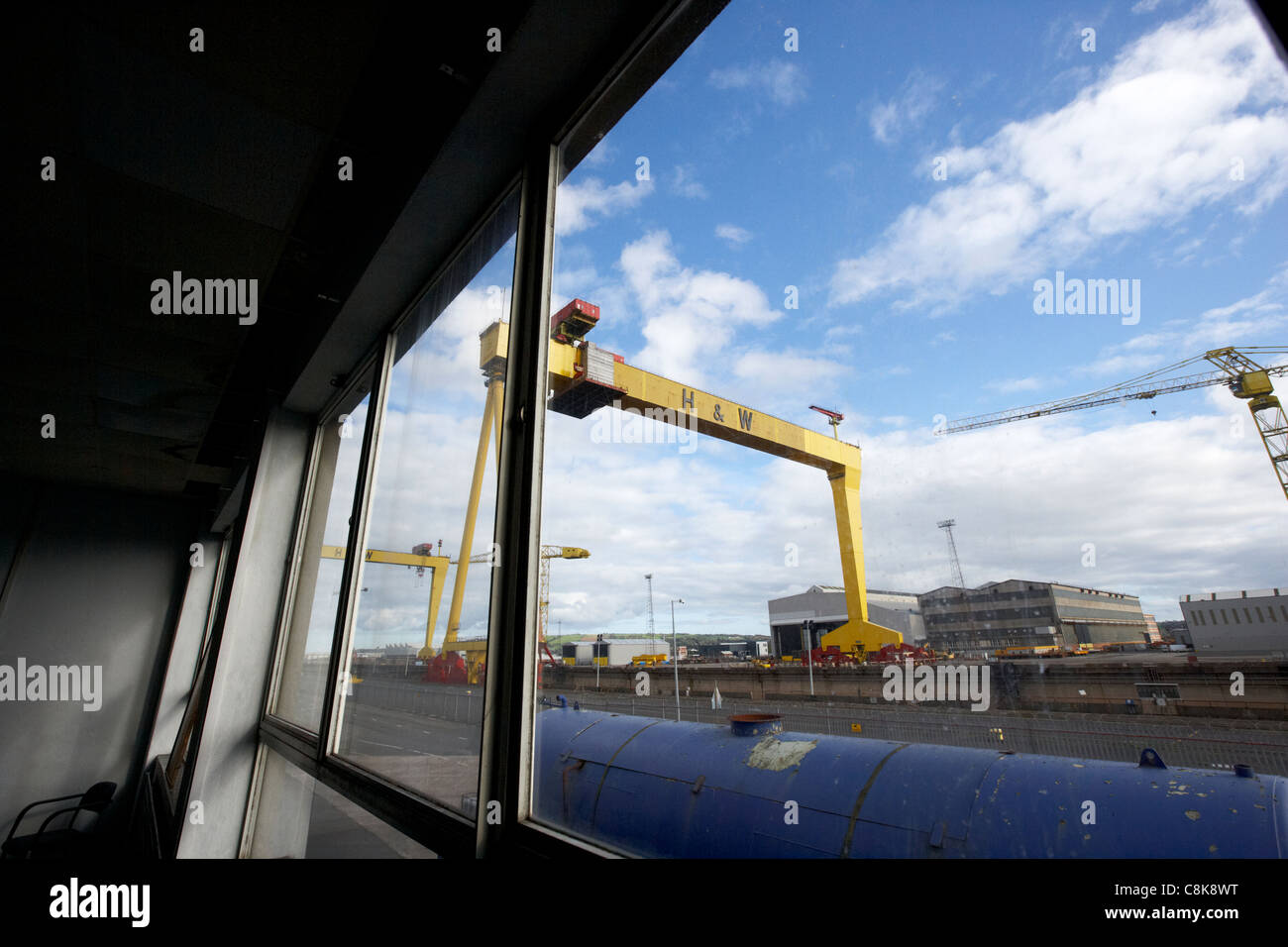 Guardando a harland e wolff gru di cantiere dall'interno di una vecchia fabbrica unità di magazzino belfast Irlanda del Nord Regno Unito Foto Stock