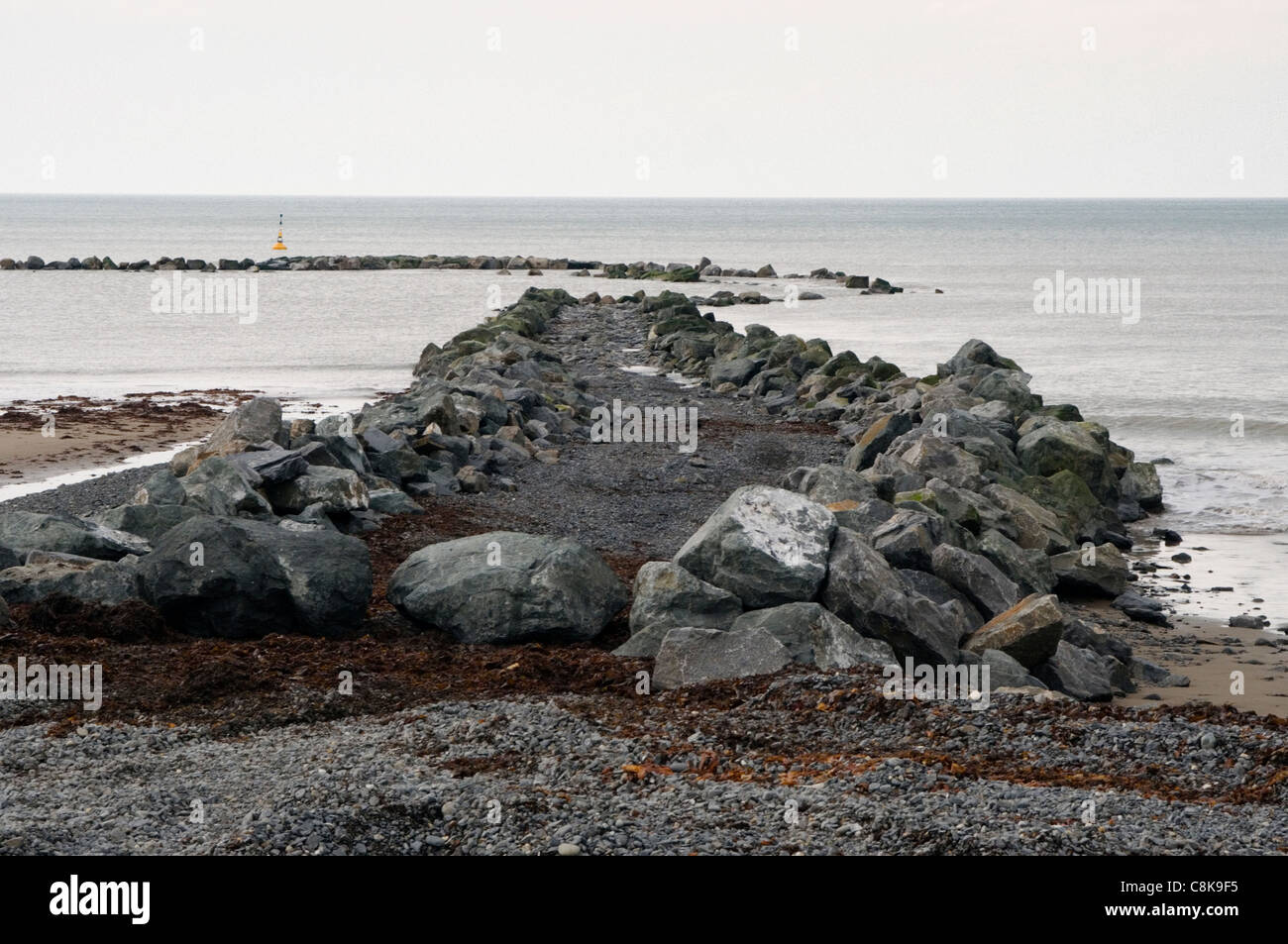 Un'immagine dell'borth difese del mare in costruzione Foto Stock