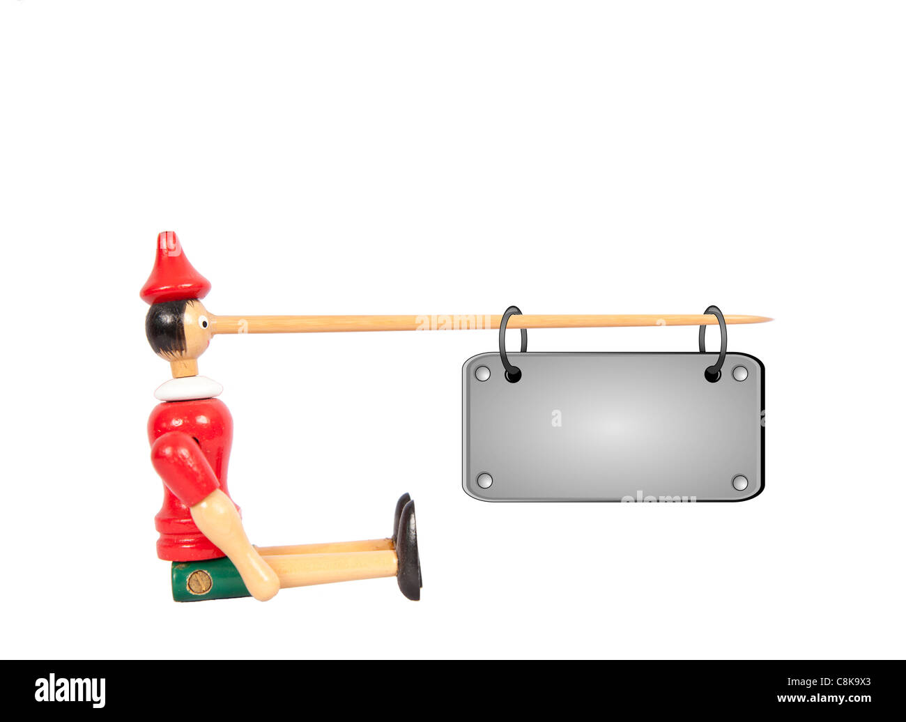 Pinocchio in legno bambola con il naso lungo e la targhetta del nome Foto Stock