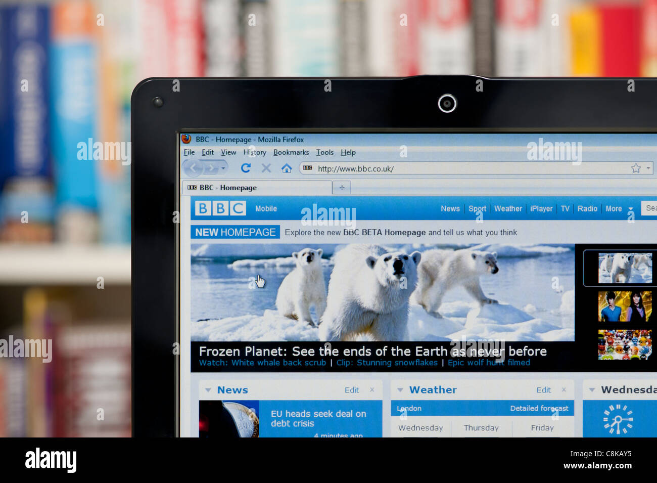 La BBC Online sito sparato contro una libreria sullo sfondo (solo uso editoriale: -print, TV, e-book e Redazione sito web). Foto Stock