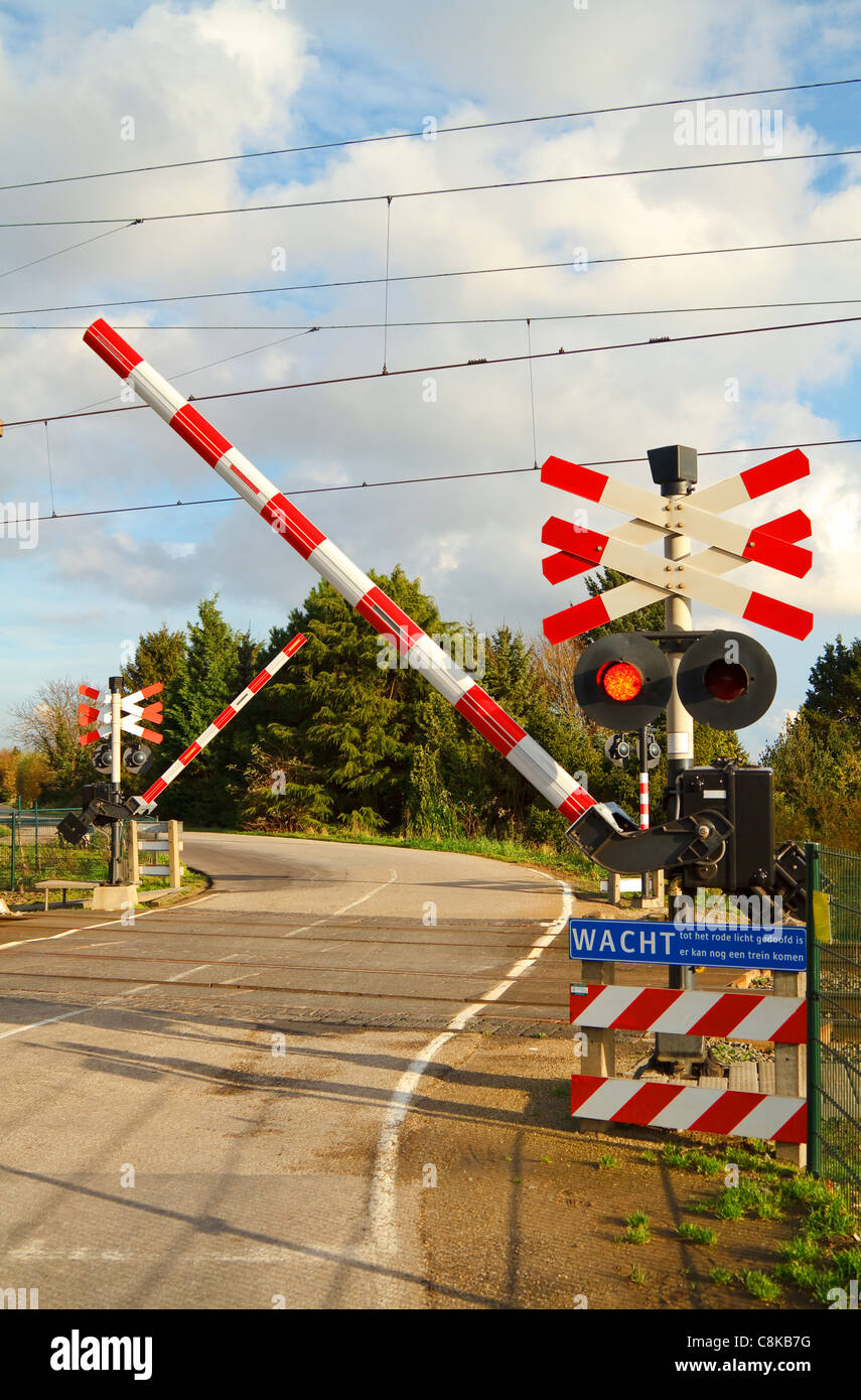 Attraversamento ferroviario su una strada tortuosa nella campagna olandese dove gli ostacoli sono di chiusura Foto Stock