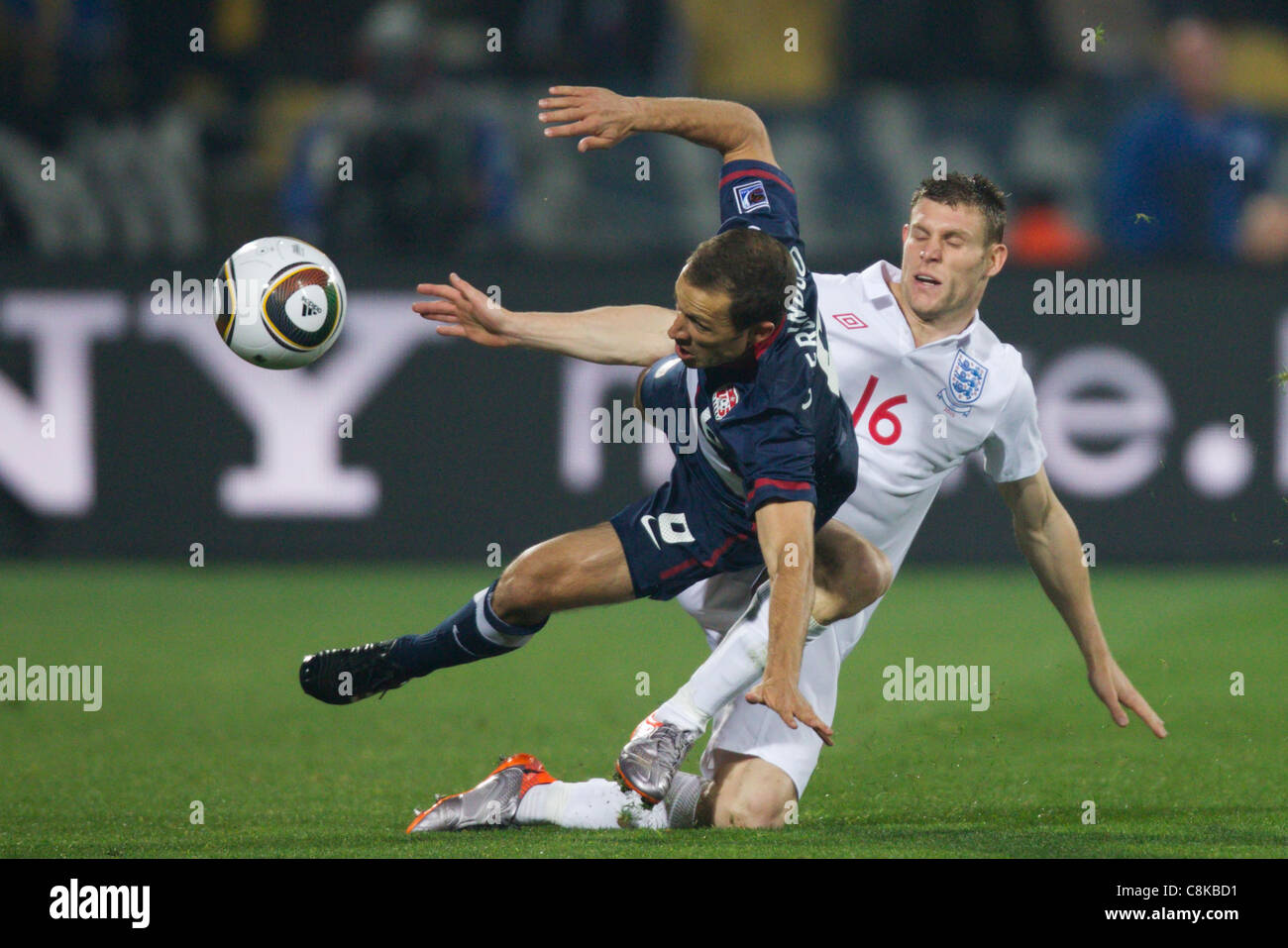 RUSTENBURG, SUD AFRICA - 12 GIUGNO: James Milner d'Inghilterra (R) affronta Steve Cherundolo degli Stati Uniti (L) durante una partita del gruppo C della Coppa del mondo FIFA al Royal Bafokeng Stadium il 12 giugno 2010 a Rustenburg, Sudafrica. Solo per uso editoriale. Uso commerciale vietato. Nessun push all'utilizzo del dispositivo mobile. (Fotografia di Jonathan Paul Larsen / Diadem Images) Foto Stock