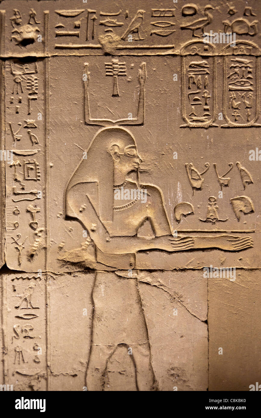 Dettaglio del lavoro di soccorso che mostra re corone di alto e basso Egitto presso il Tempio di Horus Edfu Alto Egitto Foto Stock