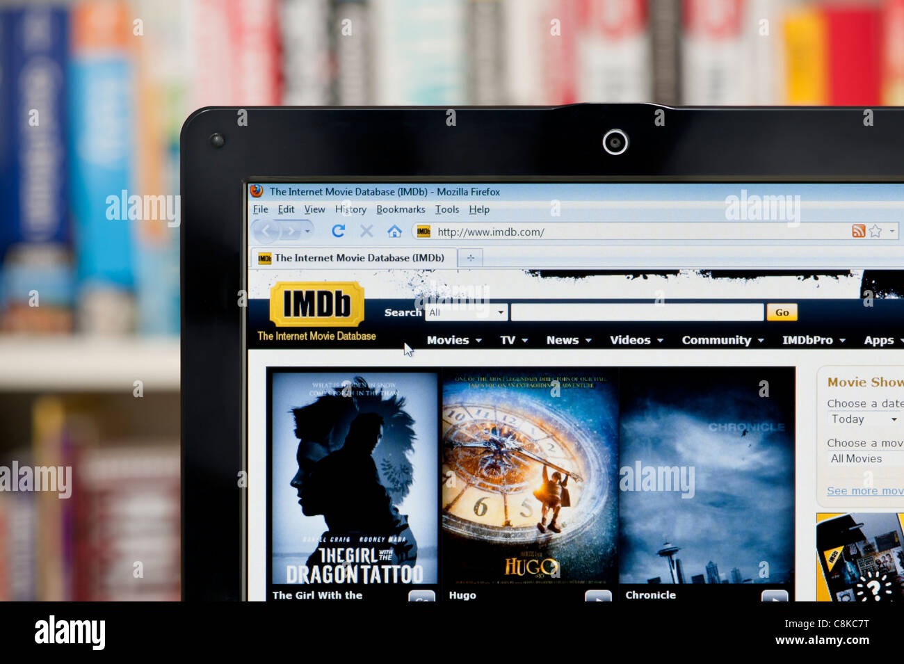 Il sito IMDb sparato contro una libreria sullo sfondo (solo uso editoriale: -print, TV, e-book e Redazione sito web). Foto Stock