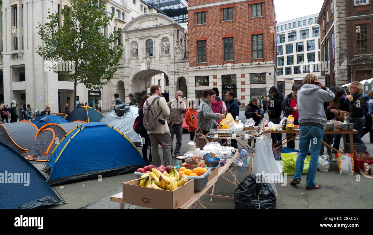 Occupare London Stock Market i manifestanti, tende e la libera fornitura alimentare cucina a St. Pauls camp Londra Ott 2011 KATHY DEWITT Foto Stock