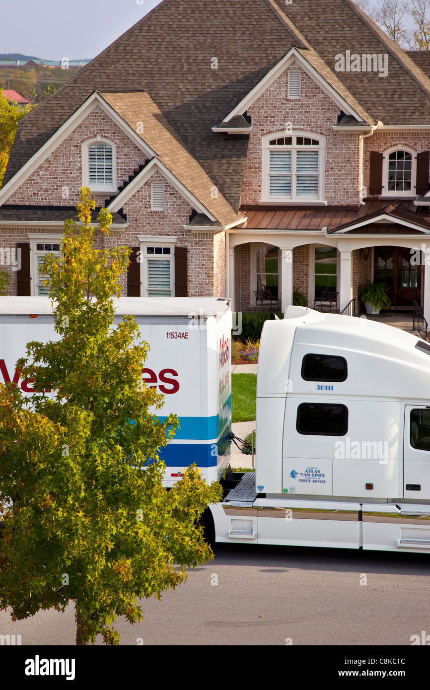 Spostando il carrello a fianco di casa, pronto a caricare, Tennessee, Stati Uniti d'America Foto Stock