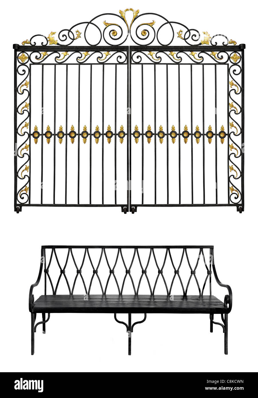 Nero cancello forgiato con fiori di oro e banco vecchio isolato su sfondo bianco Foto Stock