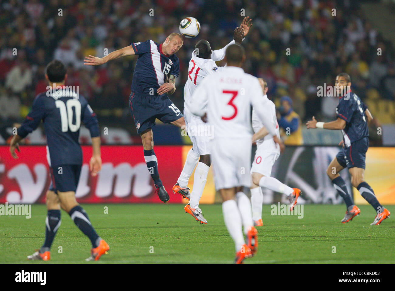 Jay demerito degli Stati Uniti (L) e Emile Heskey dell'Inghilterra (R) battaglia per una testata durante la Coppa del Mondo FIFA Group C match. Foto Stock