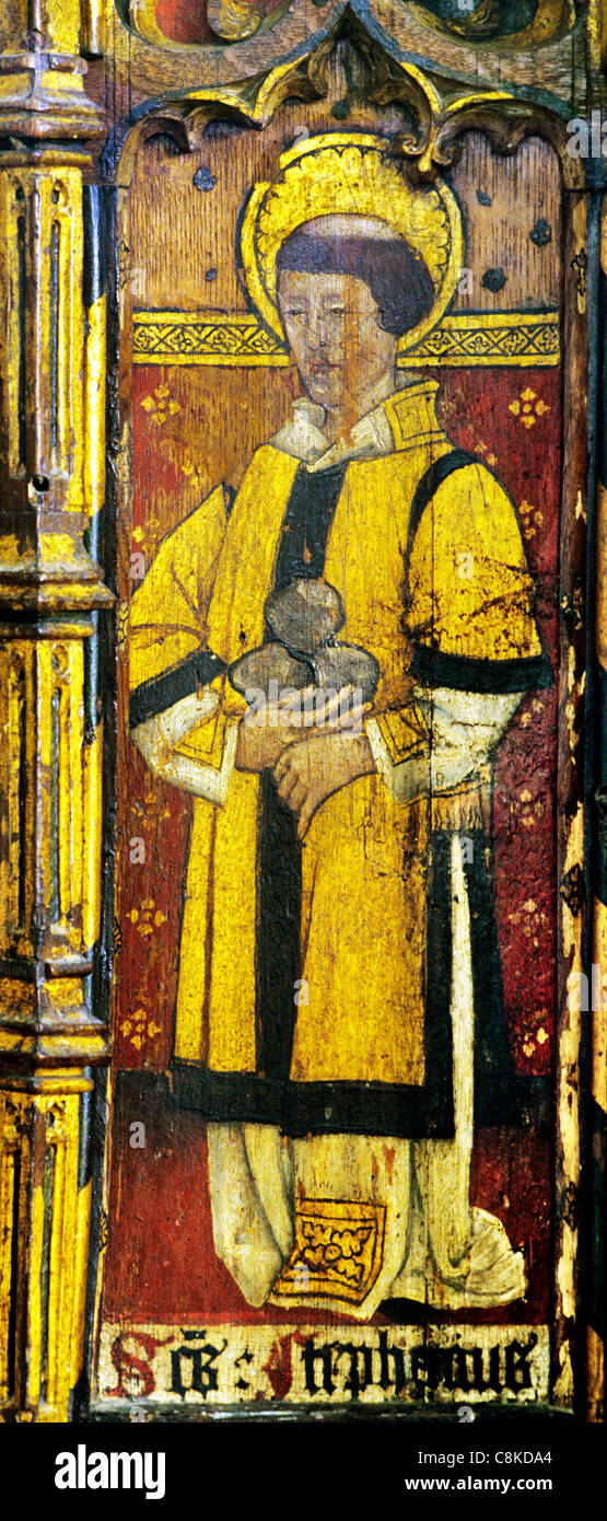 Ludham, Norfolk, rood screen, Santo Stefano Sassi Holding del suo martirio maschio saint santi inglese schermi medievale pittura Foto Stock