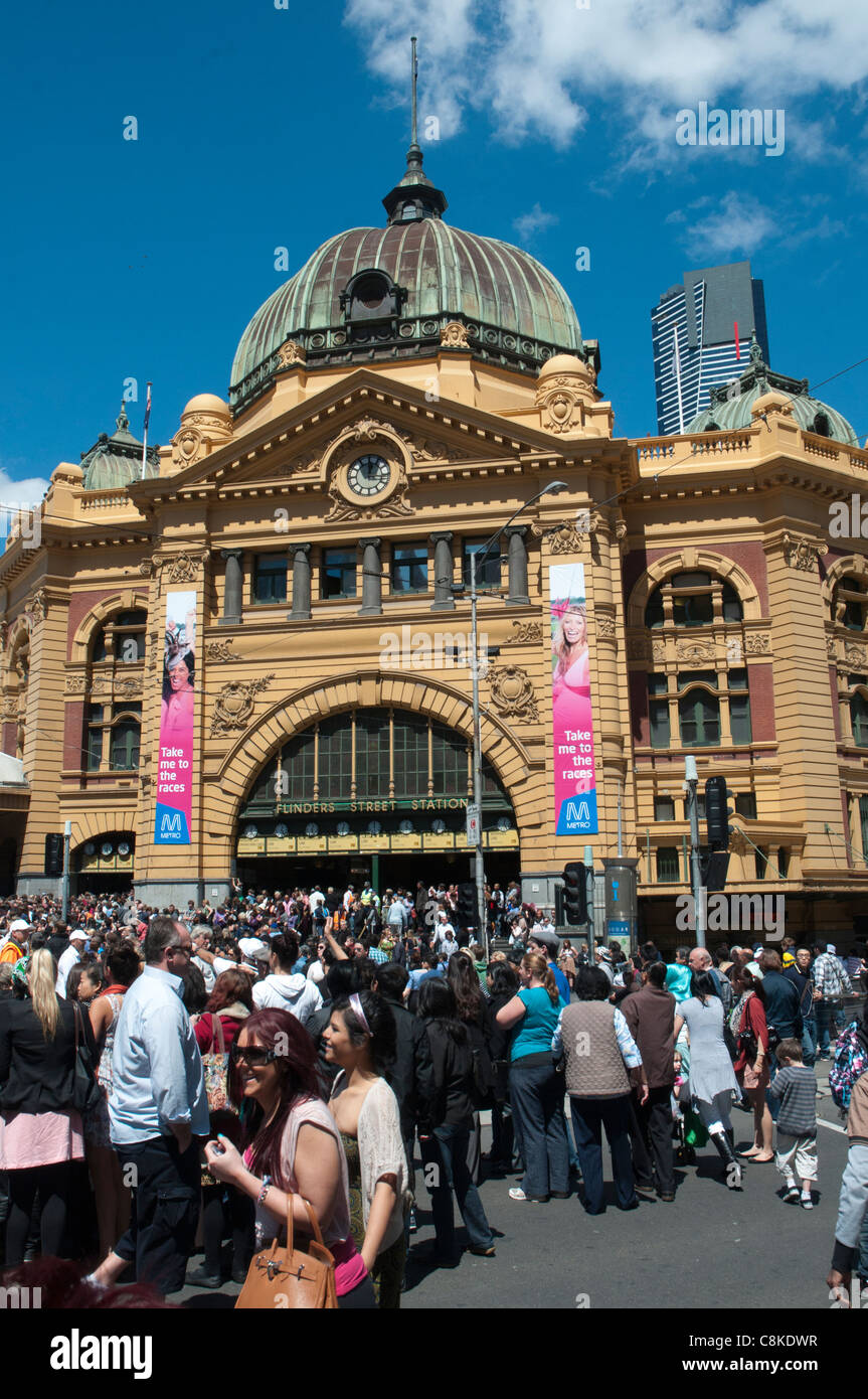 La Folla di attendere al di fuori dalla stazione di Flinders Street per vedere la regina, durante il giorno di royal visita a Melbourne Foto Stock