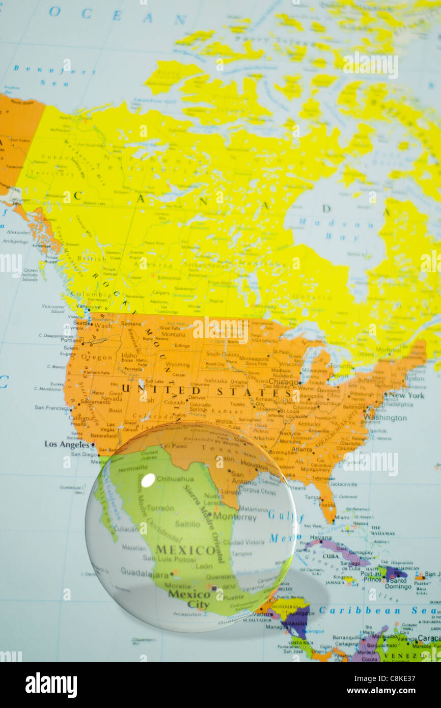 Sfera di cristallo sul Messico sulla mappa del mondo Foto Stock