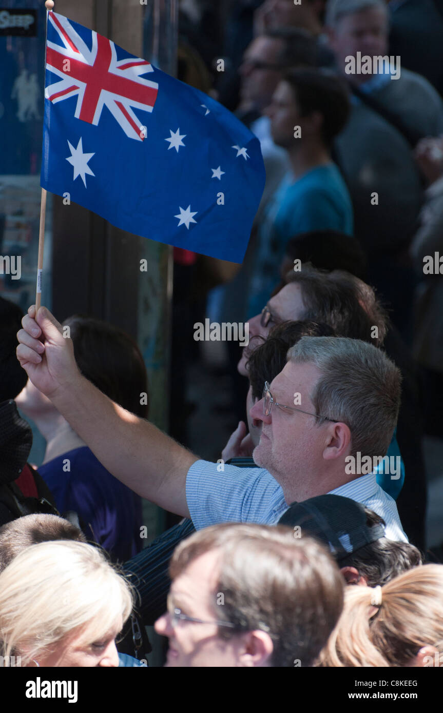 La Folla di attendere al di fuori dalla stazione di Flinders Street per vedere la regina, durante il giorno di royal visita a Melbourne Foto Stock