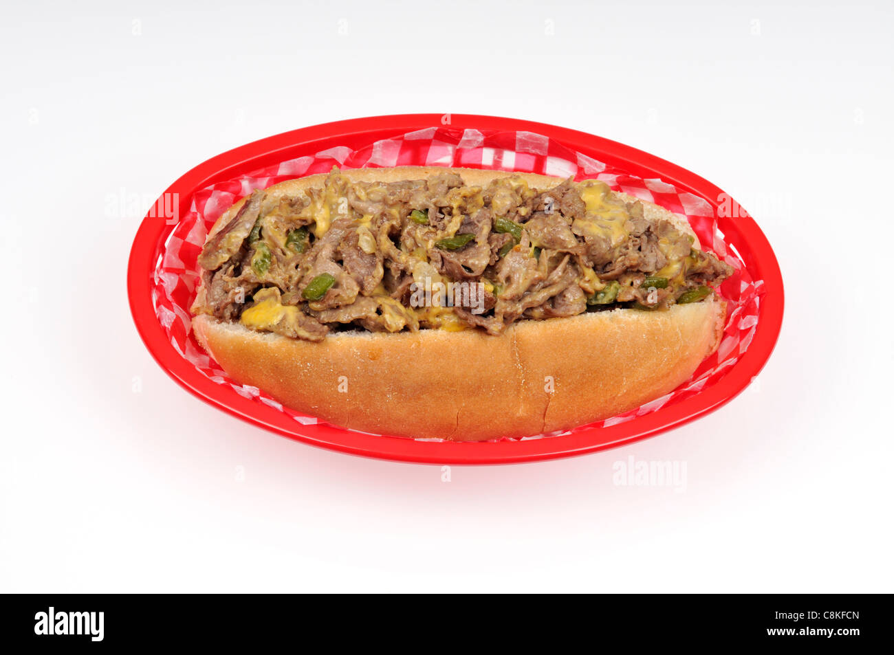 Philadelphia cheesesteak submarine sandwich nel retro rosso cesto in plastica su sfondo bianco intaglio USA Foto Stock