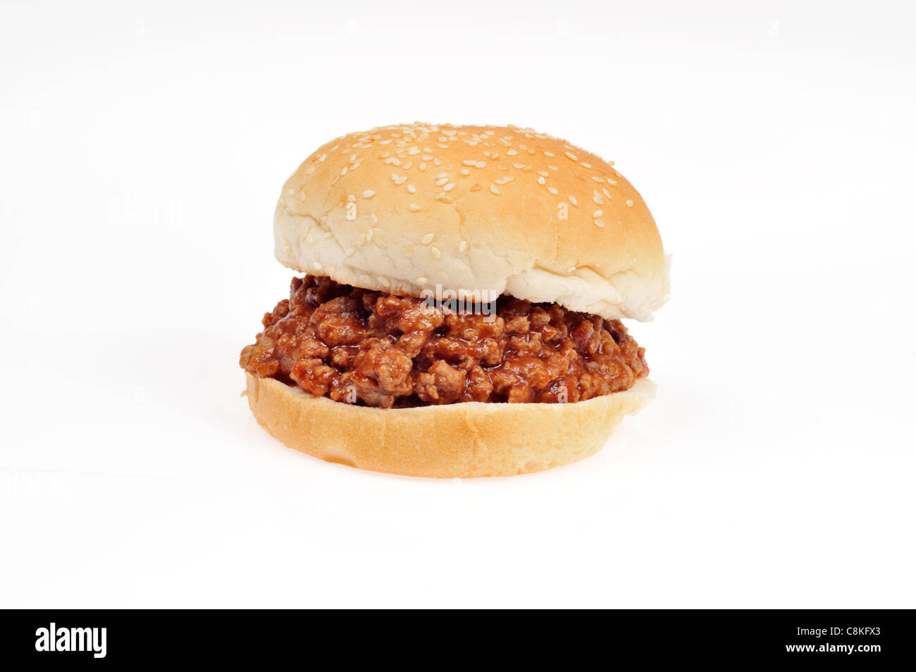 Joe Sloppy sandwich con carne macinata di manzo e salsa di pomodoro su sfondo bianco ritaglio. Foto Stock