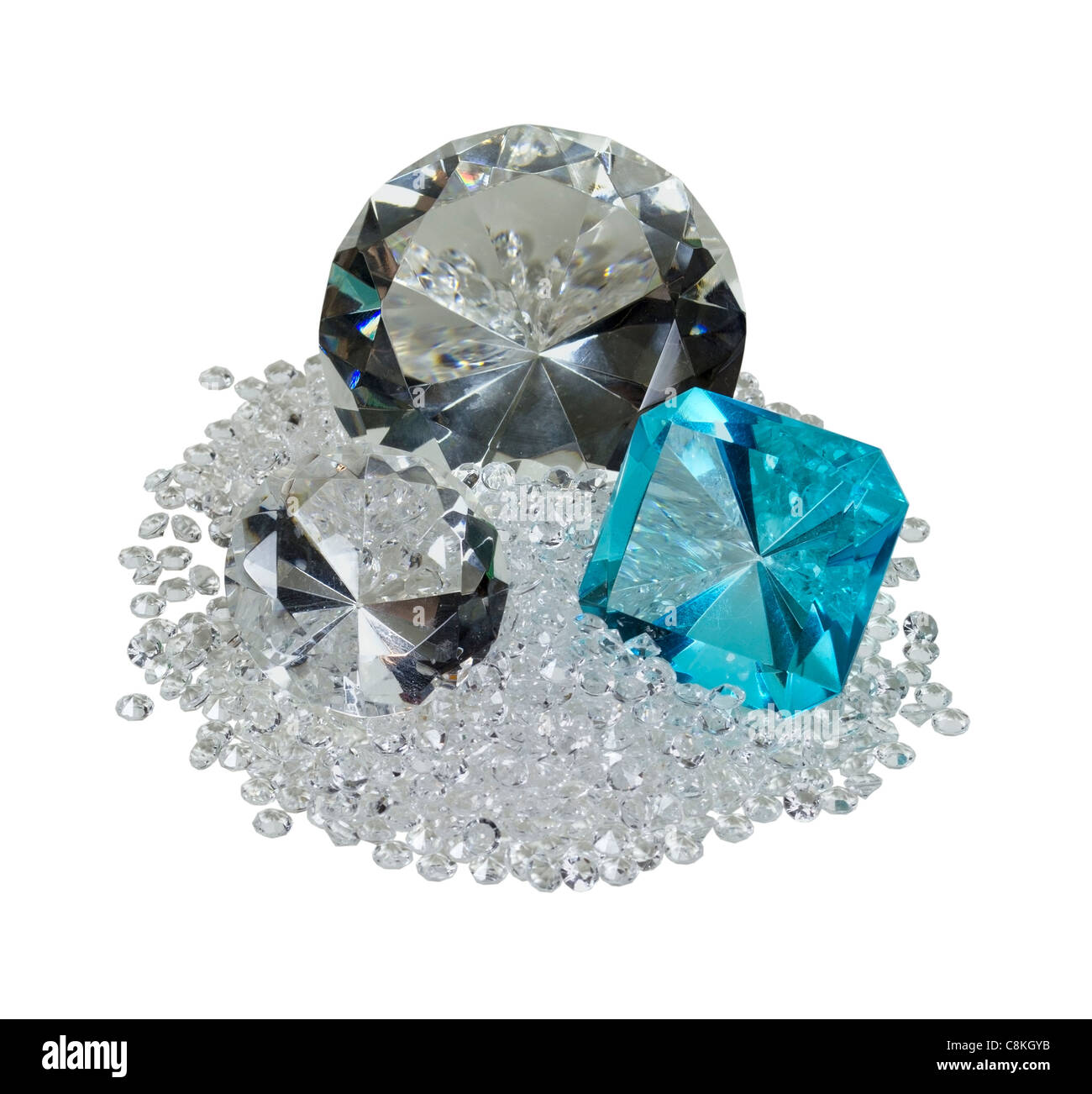 Grandi e piccoli diamanti e gem con sfaccettature che brillano  luminosamente in luce - percorso incluso Foto stock - Alamy