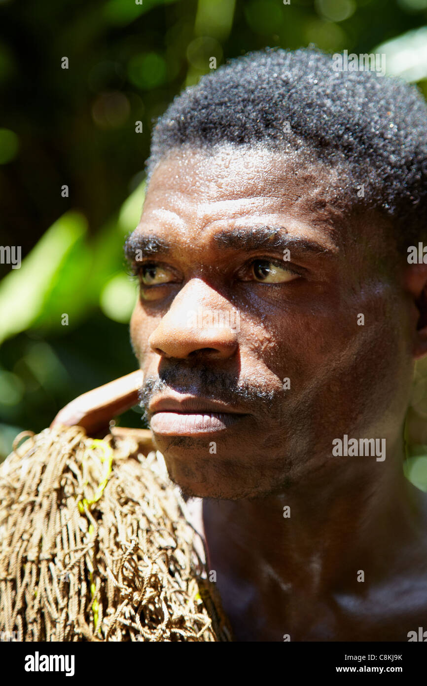 Baaka cacciatore pigmeo ritratto, Dzanga Sangha Riserva, Repubblica Centrafricana, Africa Foto Stock