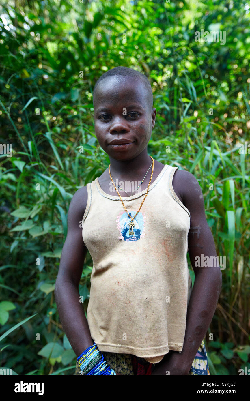 Baaka ragazza pigmeo, Dzanga Sangha Riserva, Repubblica Centrafricana, Africa Foto Stock