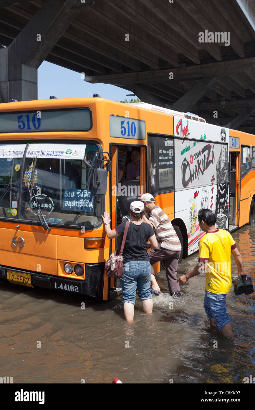 Imbarco passeggeri in autobus a allagata Don Mueang di Bangkok, Thailandia Foto Stock