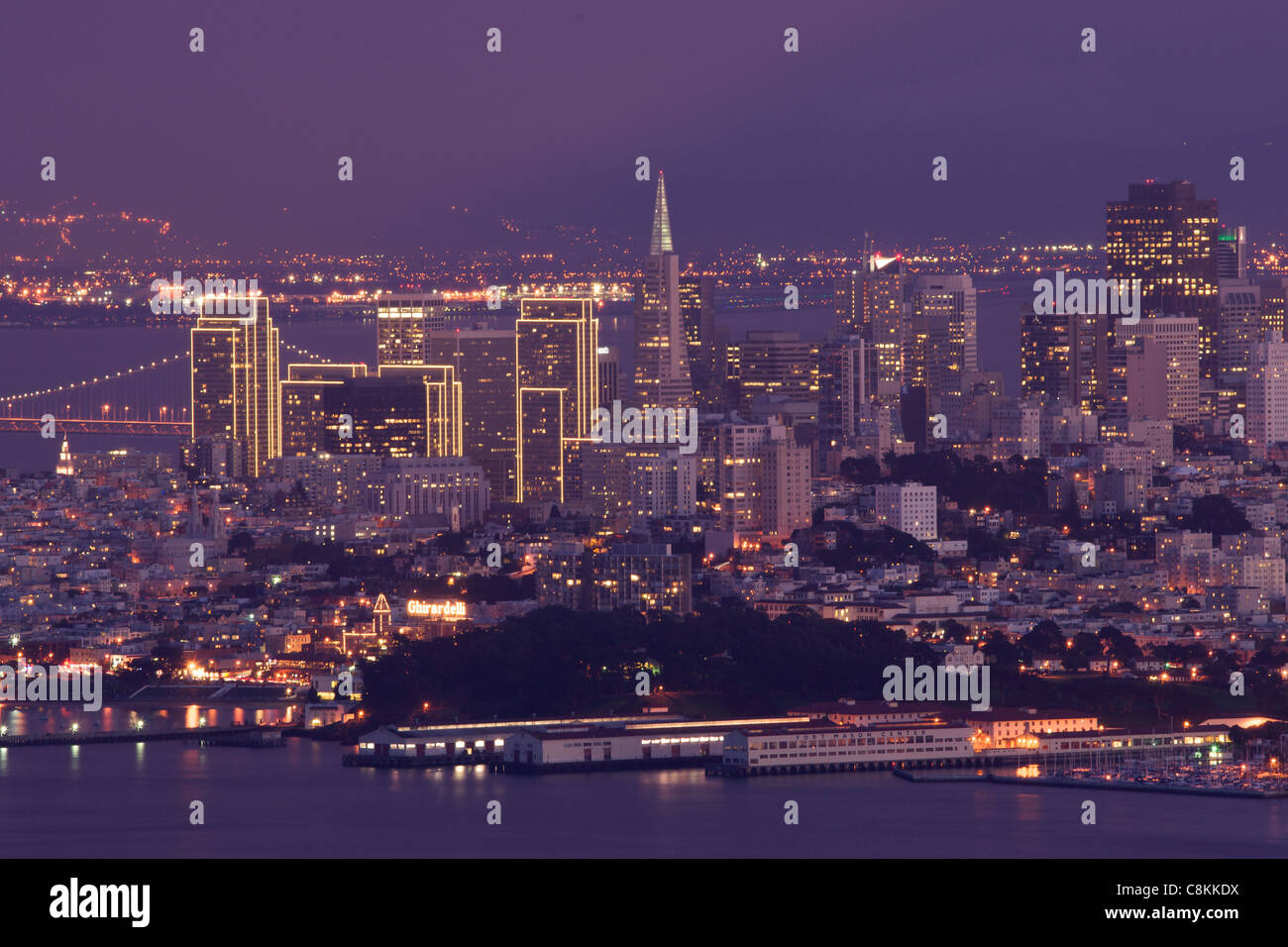 Twilight vista di San Francisco con Embarcadero edifici illuminati Foto Stock