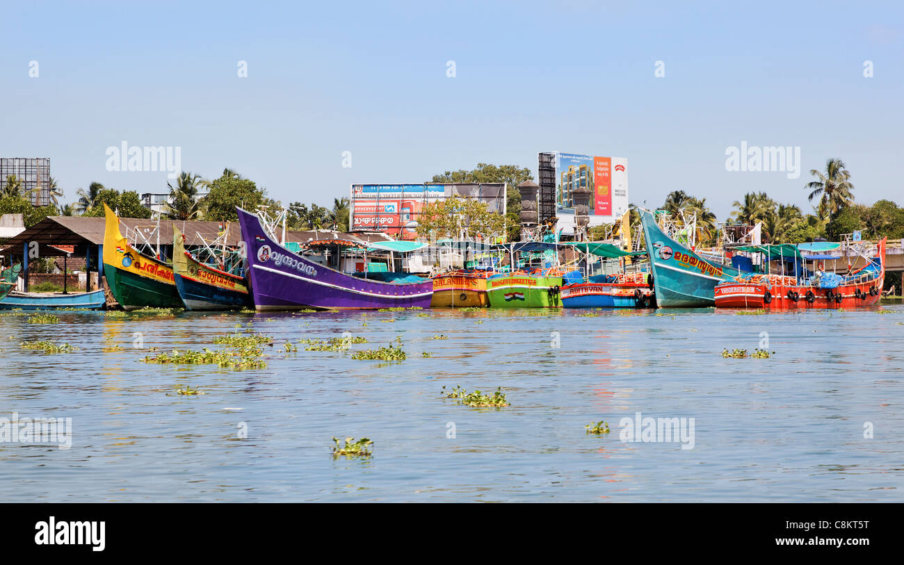 Editoriale paesaggio orizzontale traghetti colorate barche da pesca ormeggiate Kochin backwaters India Kerala a nord Paravoor Gothuruth Foto Stock