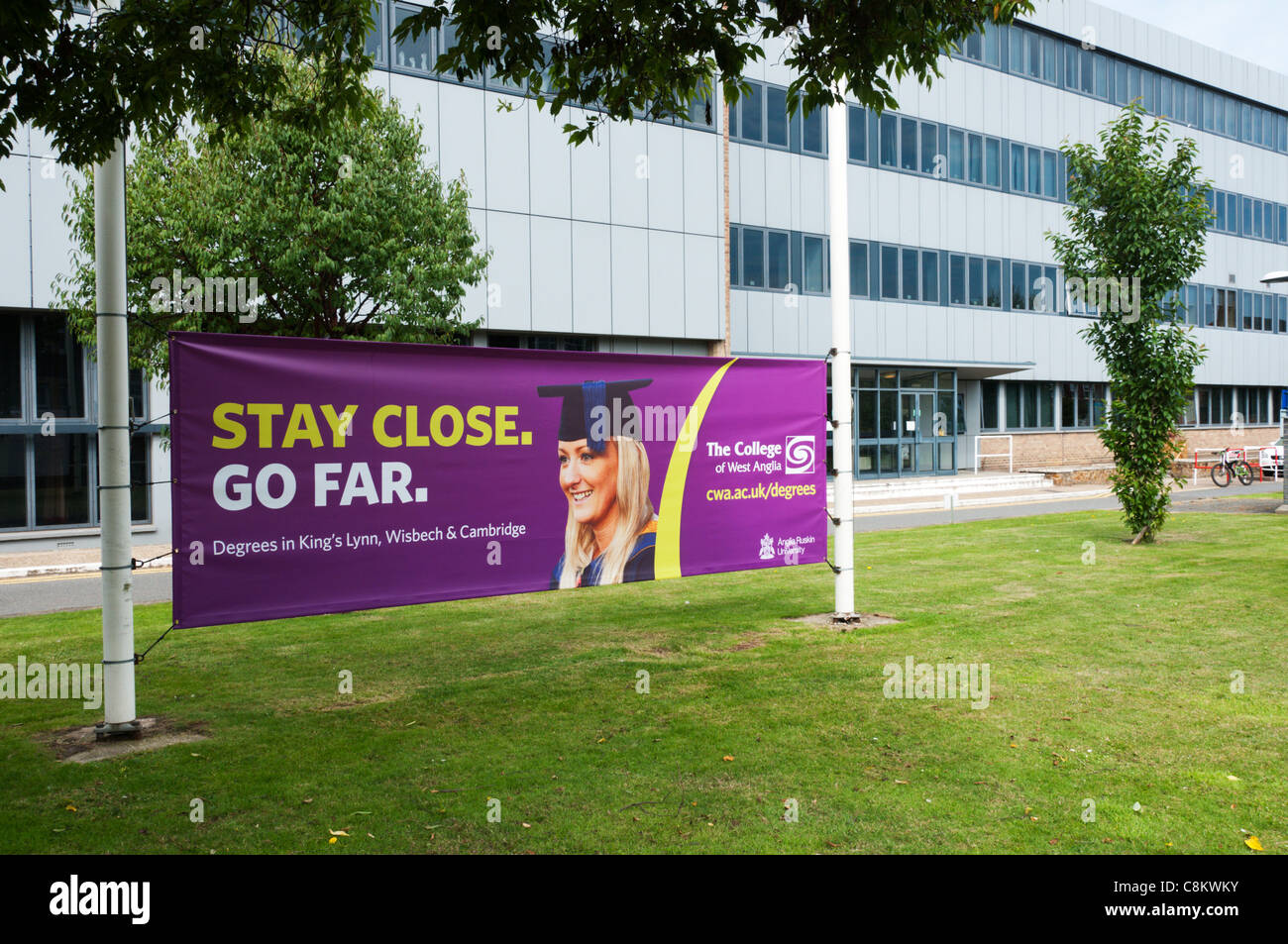 Un banner al di fuori del College di West Anglia incoraggia gli studenti a studiare per un grado vicino a casa Foto Stock