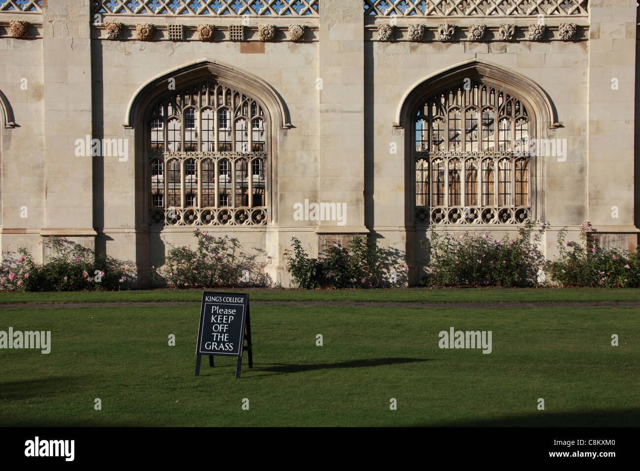 "Tenere fuori l'erba" segno sul prato Kings College, Cambridge Regno Unito Foto Stock