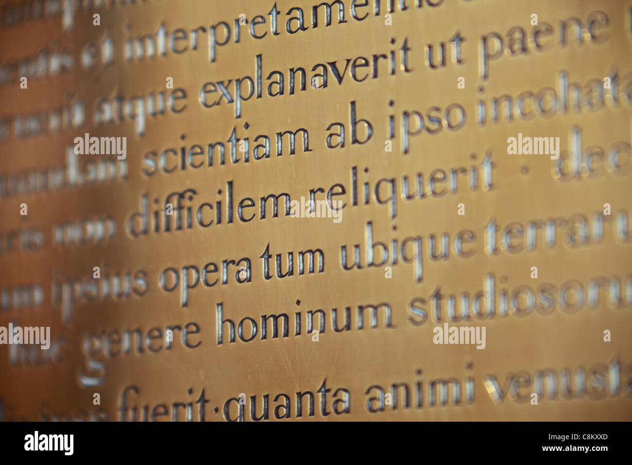 Iscrizione in latino nel Corpus Christi College Chapel, Cambridge Regno Unito Foto Stock