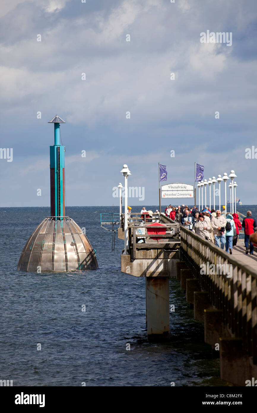 Pier e immersioni subacquee Gondola sulla spiaggia della località balneare di Zinnowitz, isola di Usedom, Meclenburgo-Pomerania Occidentale, Germania Foto Stock