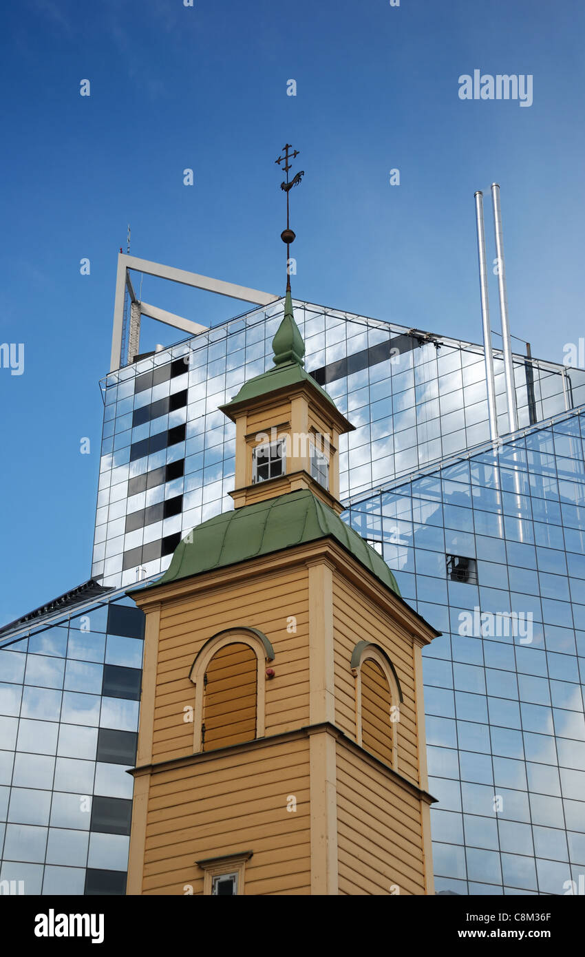 Vederegi chiesa torre e la banca di edificio per uffici a Tallinn in Estonia. Foto Stock