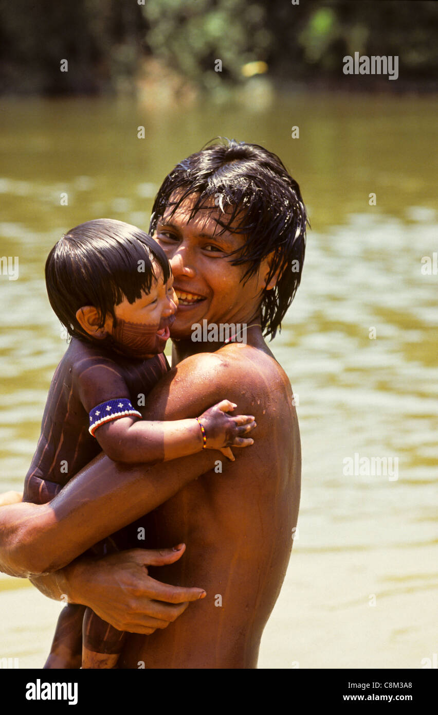 A-ukre village, Brasile. Bengoti Kayapo con suo figlio Gordon Kayapo; Xingu Area indigena, Para Stato. Foto Stock