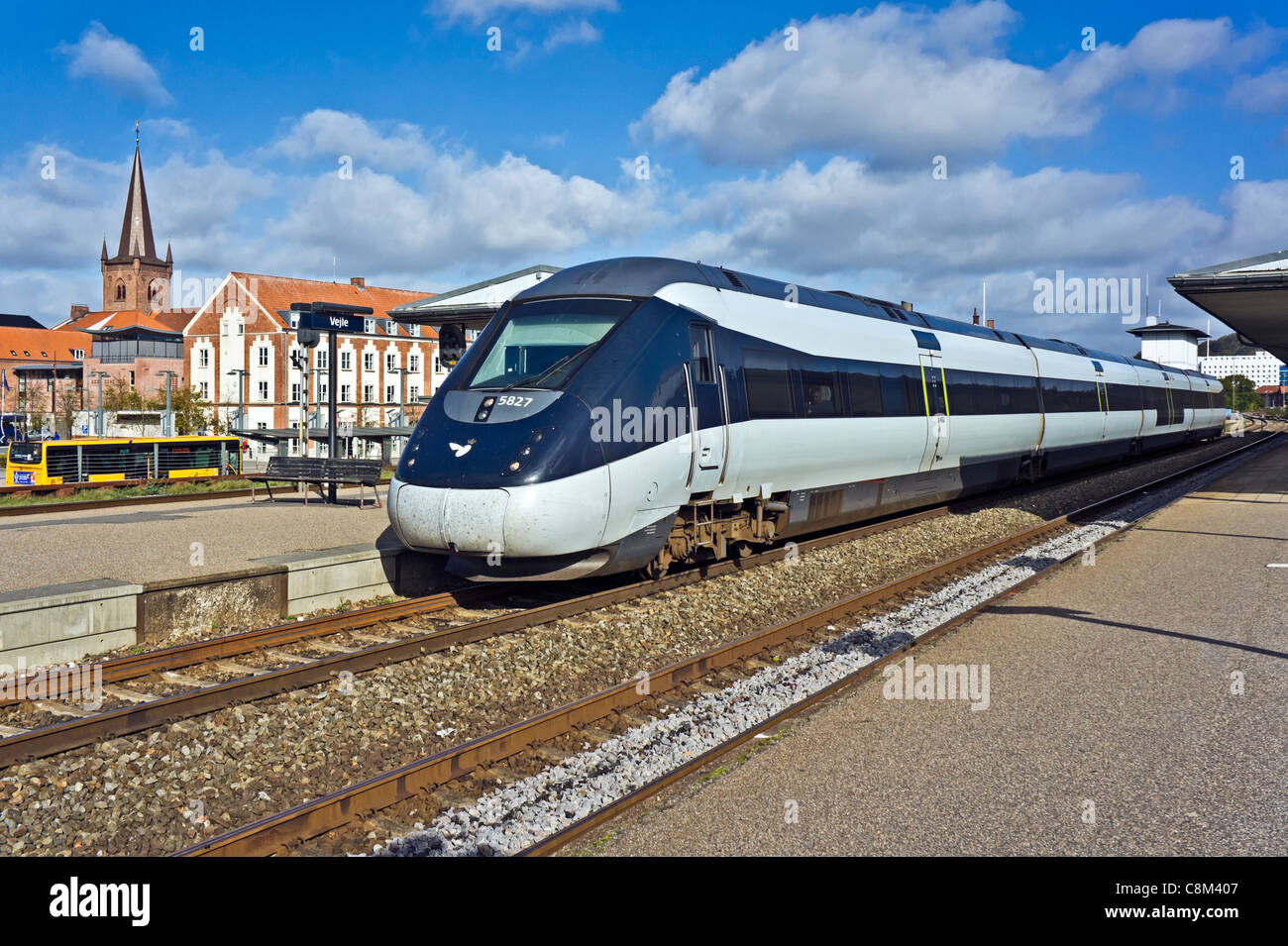 Ansaldo Breda fatta Stato danese ferrovie IC4 Treno in partenza Vejle stazione ferroviaria di Copenhagen in Danimarca Foto Stock