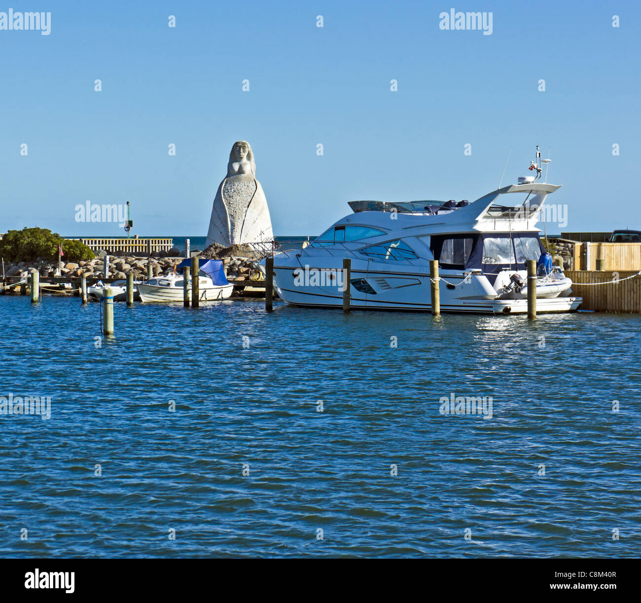 La statua raffigurante Fruen fra Havet (la signora dal mare) in Saeby porto dello Jutland in Danimarca Foto Stock