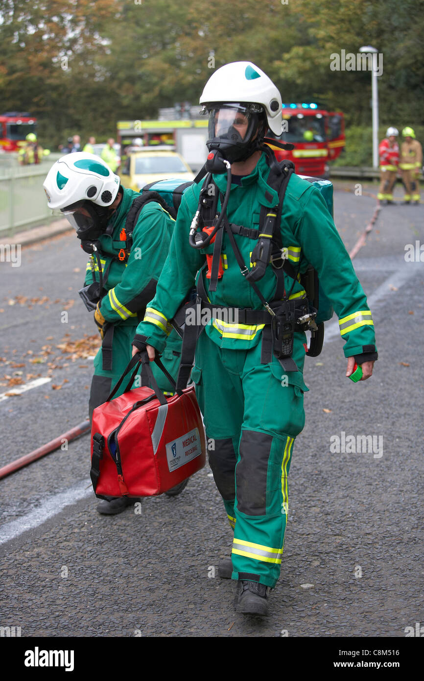 I paramedici indossando maschere ad ossigeno e fire Crew assistere ad un incidente stradale di simulazione in East Yorkshire, Regno Unito Foto Stock