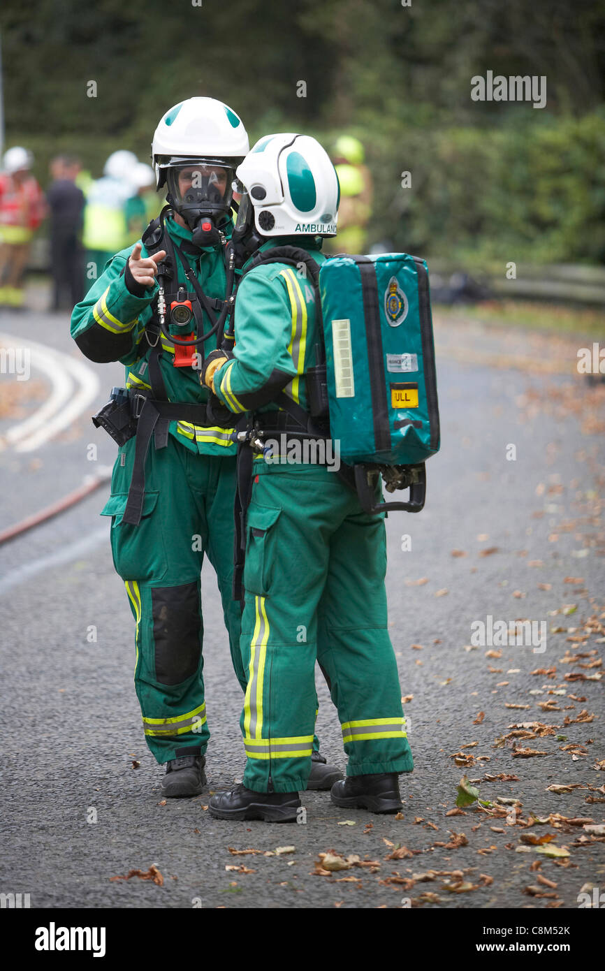 I paramedici indossando maschere ad ossigeno assistere ad un incidente stradale di simulazione in East Yorkshire, Regno Unito Foto Stock