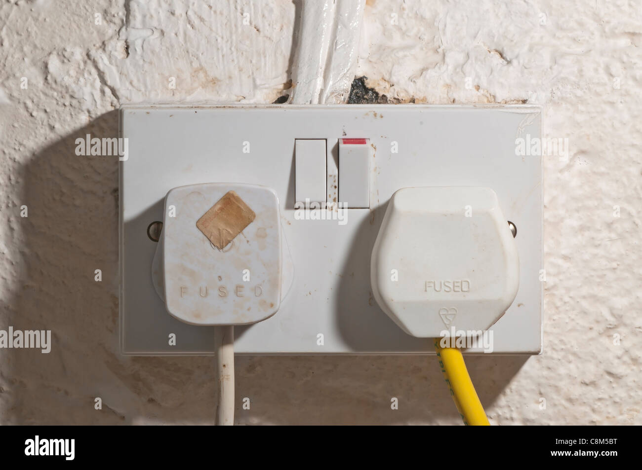 British twin presa elettrica e fuse tappi, vecchio cablaggio. Foto Stock