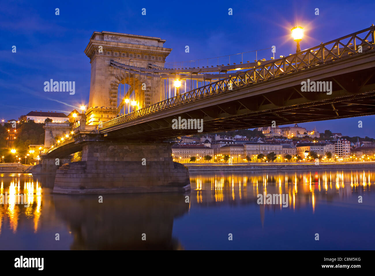 Lanchid o il Ponte delle catene a Budapest Ungheria sul fiume Danubio nella luce del mattino Foto Stock