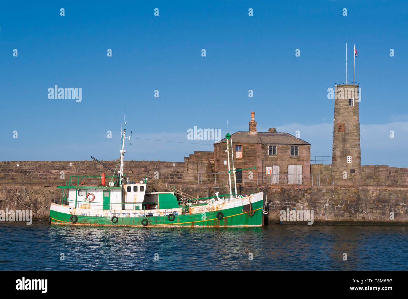 Una barca da pesca ormeggiate nel porto di Whitehaven e marina, Cumbria. Foto Stock