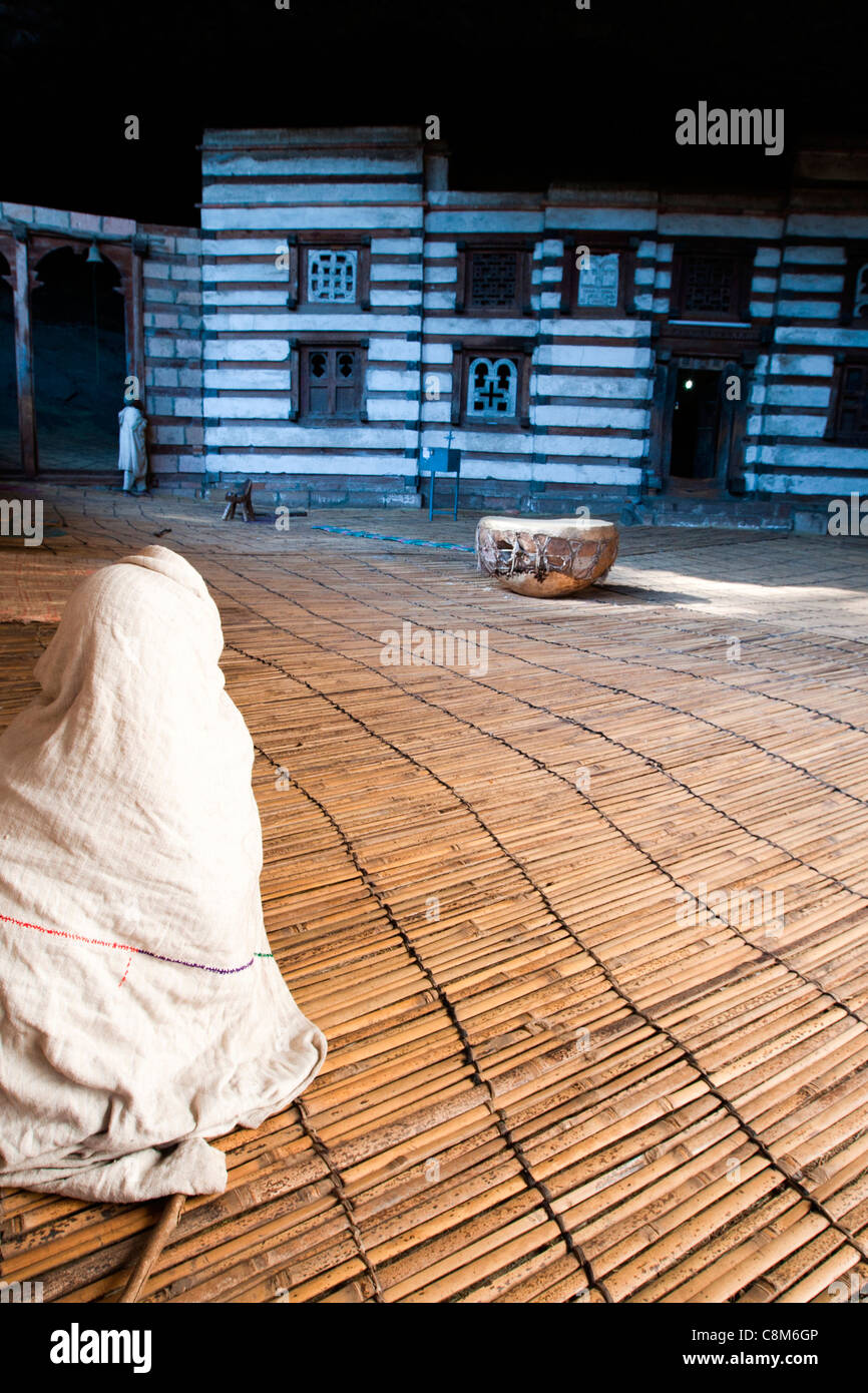 Un cristiano ortodosso di pellegrino al rock-scavato nella chiesa di Yemrehanna Kristos vicino a Lalibela in Etiopia settentrionale, Africa. Foto Stock