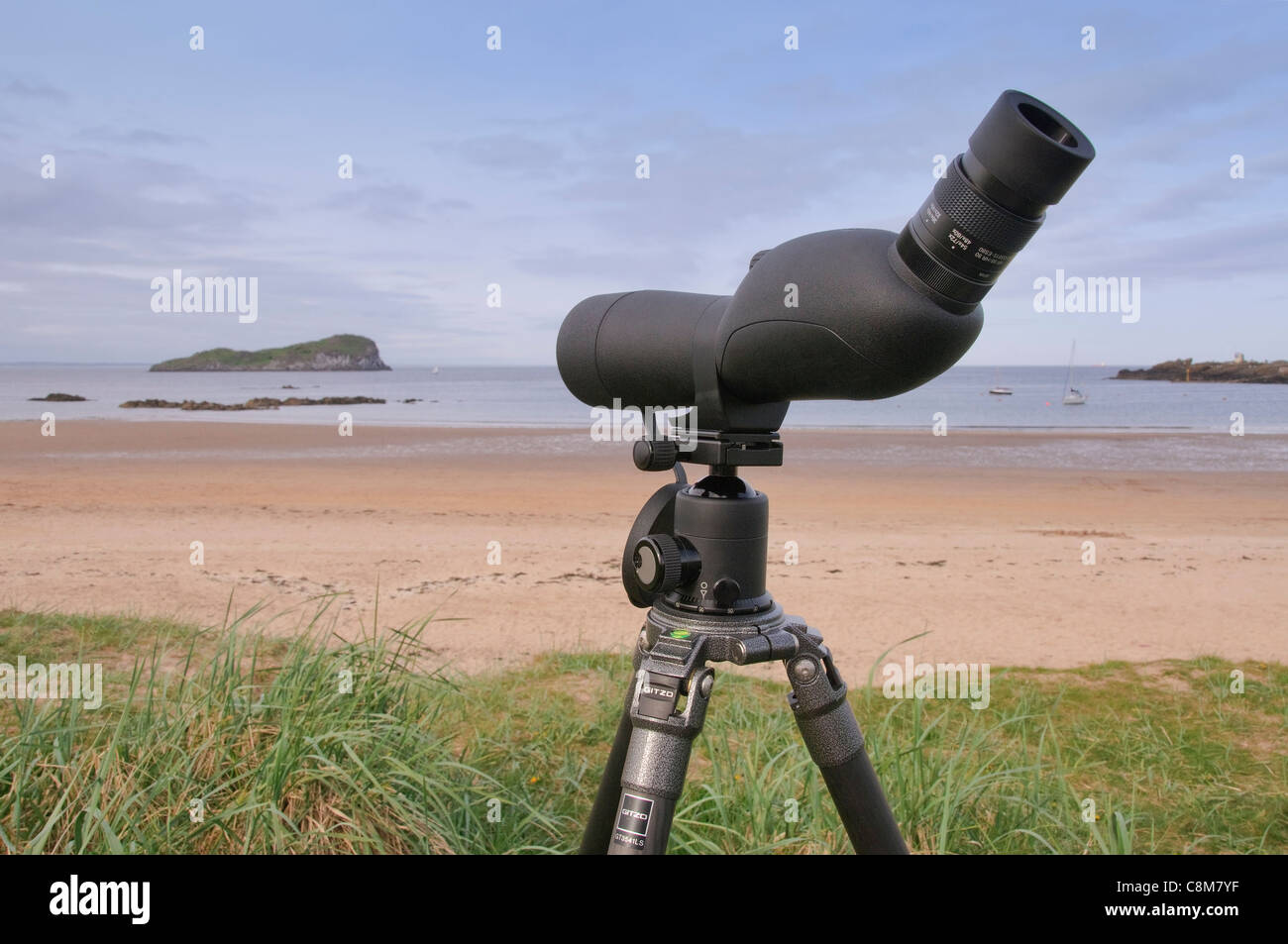 Bird watching telescopio su un treppiede, guardando fuori di Craigleith Island a North Berwick, Scozia. Foto Stock
