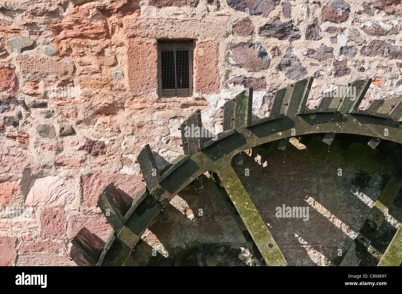 Una ruota di acqua di legno a Preston Mill, East Lothian, Scozia. Foto Stock