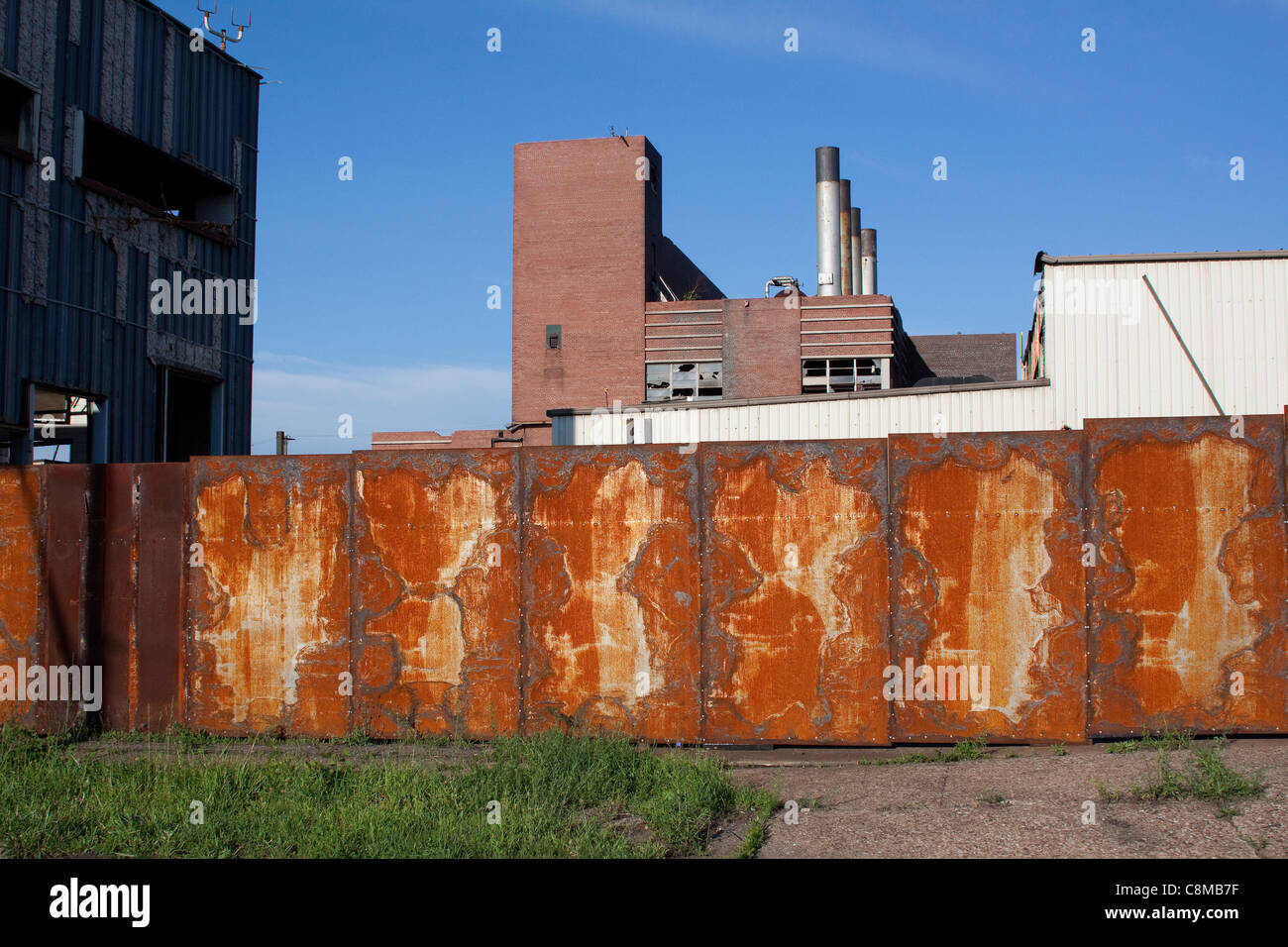 Recinzione arrugginita circostante edificio commerciale Detroit Michigan STATI UNITI Foto Stock