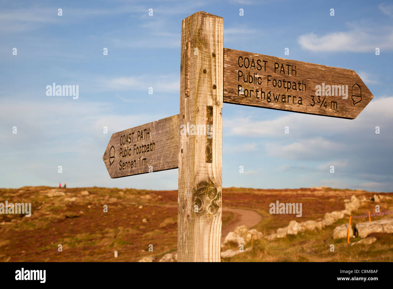 Segno posto per sentiero costiero; Land's End; Cornovaglia; Regno Unito Foto Stock